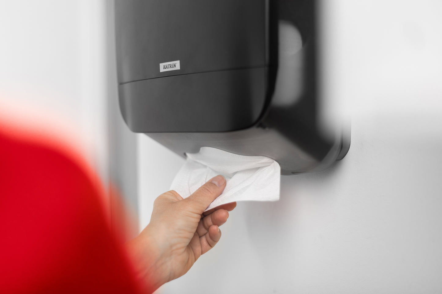 KATRIN Papierhandtuchspender schwarz zur hygienischen Einzelblattentnahme