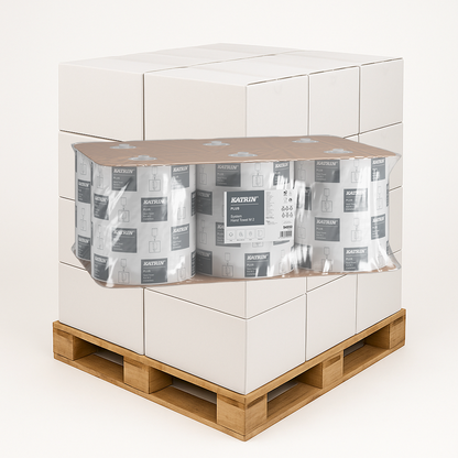 Holzpalette mit gestapelten Kartons und einer Handtuchpapier-Verpackung