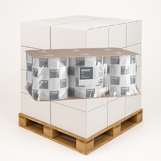 Holzpalette mit gestapelten Kartons und einer Handtuchpapier-Verpackung