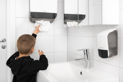 KATRIN Papierhandtuchspender in Weiß – einfache Entnahme auch für Kinder